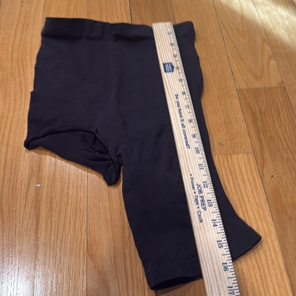 Skims black one leg shape wear size 2XL. - Picture 4 of 5